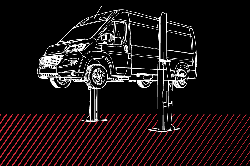 Weiß gezeichnete Kontur eines Transporters, angehoben auf zwei Hebebühnenstützen, schwarzer Hintergrund mit roten, diagonal verlaufenden Bodenstreifen