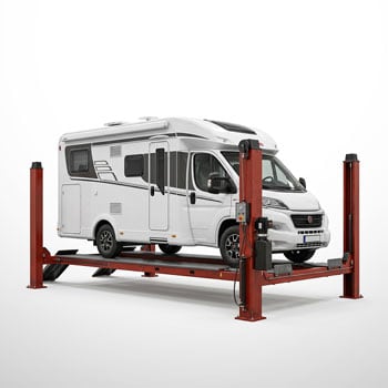 Weißes Wohnmobil auf roter Vier-Säulen-Hebebühne, seitliche Vorderansicht auf neutralem hellen Hintergrund