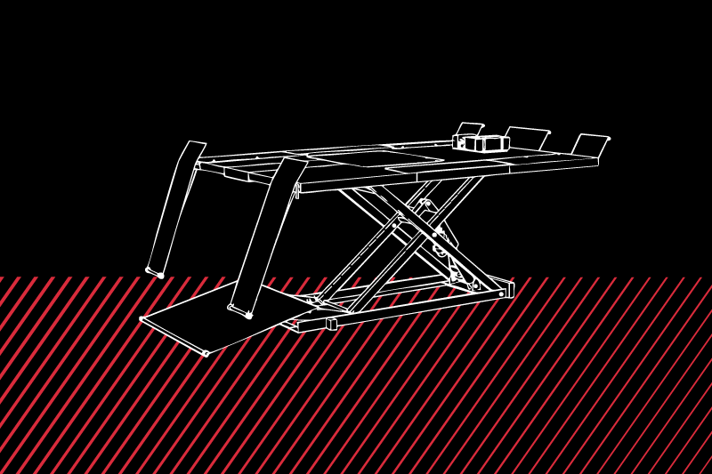 Strichzeichnung einer Scherenhebebühne mit aufgeklappter Auffahrrampe, gekreuzten Hydraulikarmen und Bedienkasten, weiße Linien auf schwarzem Hintergrund, unterer Bildbereich mit roten, diagonal verlaufenden Streifen.