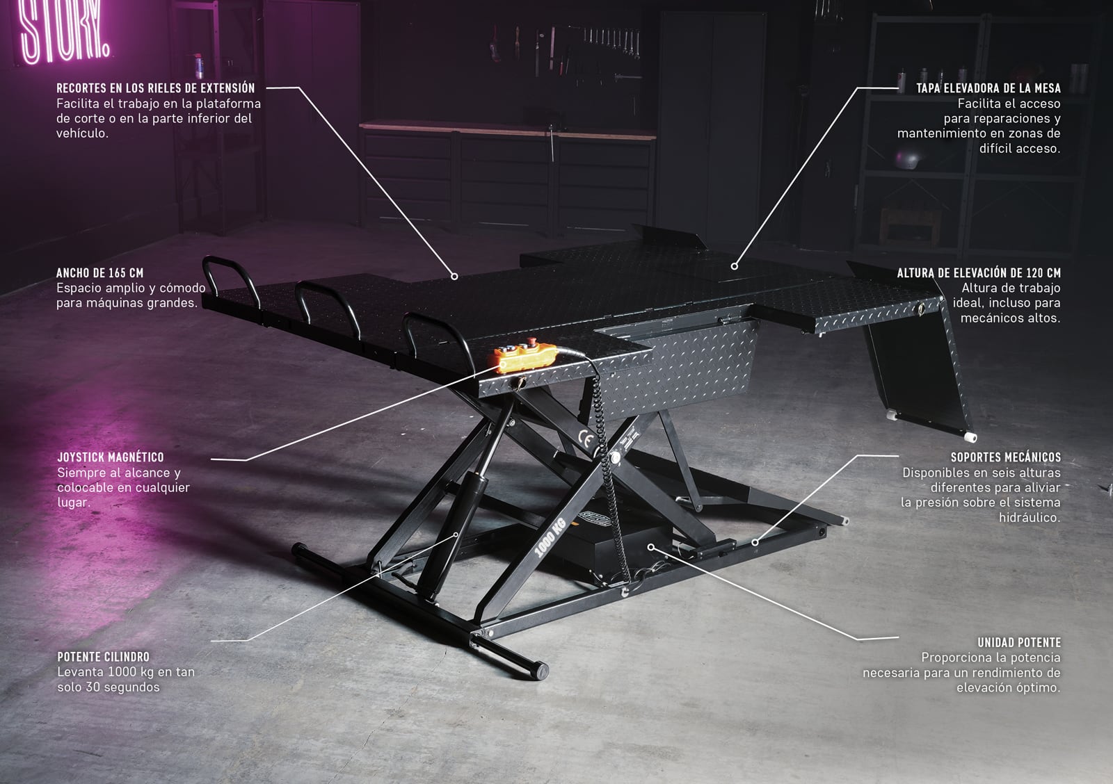 Mesa elevadora hidráulica negra tipo tijera en taller, plataforma diamantada con rampas y asas, mando de control naranja colgante, cilindro y soportes metálicos visibles sobre suelo de hormigón, estanterías y herramientas en el fondo