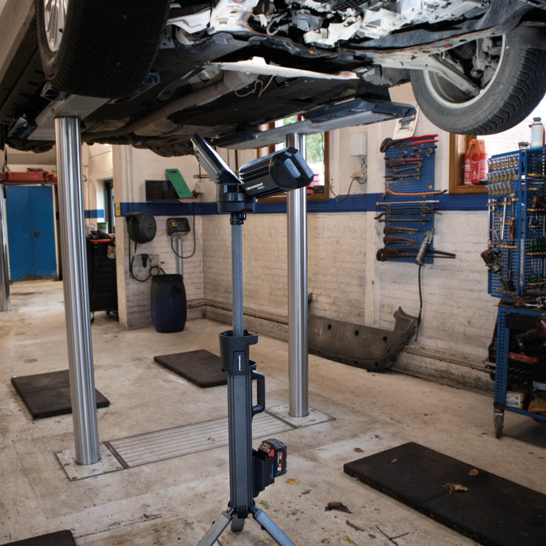 TOWER 5 CONNECT Strahler mit 5000 Lumen und integriertem Stativ