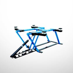 Blaues, faltbares Metallgestell in X‑Form mit zwei parallelen Laufschienen unten und vier kleinen Propellern an den oberen Ecken, freigestellt vor hellem Hintergrund