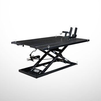 Schwarze hydraulische Scherenhebebühne mit perforierter rechteckiger Plattform, vorderen Spann- und Haltevorrichtungen sowie X‑förmigem Untergestell auf hellem Hintergrund